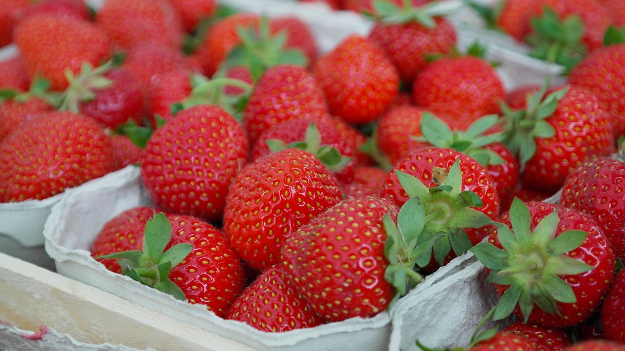 El productor me mostró una manera fácil de saber si las fresas fueron rociadas: ¡TENGA EN CUENTA este detalle!