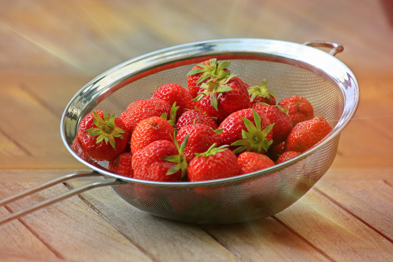 El productor me mostró una manera fácil de saber si las fresas fueron rociadas: ¡TENGA EN CUENTA este detalle!